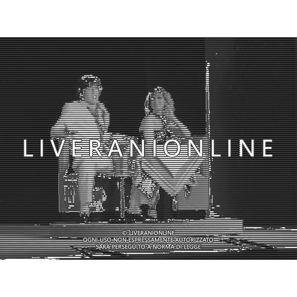 RETROSPETTIVA LORETTA GOGGI ATTRICE E CANTANTE NELLA FOTO CON GIGI PROIETTI NELLO SPETTACOLO TEATRALE \'STANNO SUONANDO LA NOSTRA CANZONE\' A MILANO NEL 1981 ©Archivio Giovanni Liverani/AGENZIA ALDO LIVERANI SAS