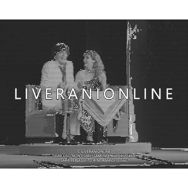 RETROSPETTIVA LORETTA GOGGI ATTRICE E CANTANTE NELLA FOTO CON GIGI PROIETTI NELLO SPETTACOLO TEATRALE \'STANNO SUONANDO LA NOSTRA CANZONE\' A MILANO NEL 1981 ©Archivio Giovanni Liverani/AGENZIA ALDO LIVERANI SAS