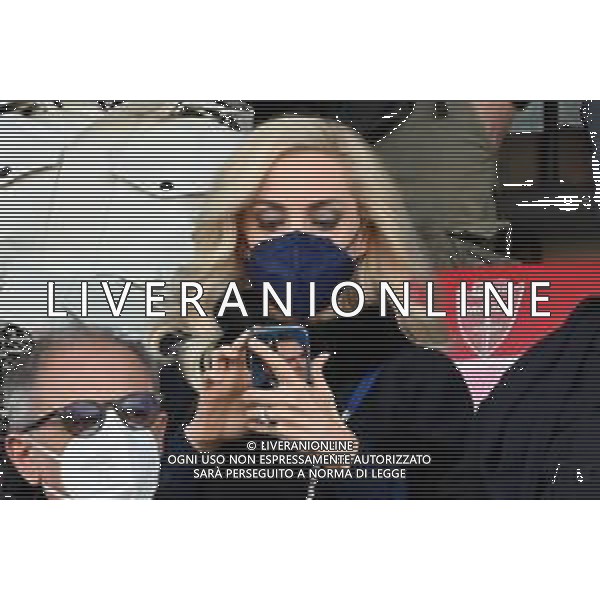 ¬© TVRG Marta Fascina compagna di Silvio Berlusconi con la foto del compagno sulla cover del cellulare Monza vs Lecce Campionato Serie BKT - 26a giornata Monza 27-02-2022 U-Power Stadium foto Roberto Garavaglia/ag. Aldo Liverani sas/AGENZIA ALDO LIVERANI SAS