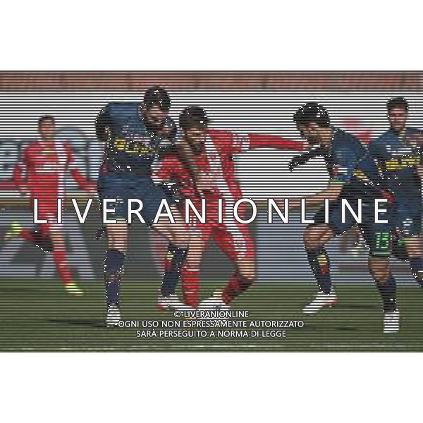 © TVRG Leonardo Mancuso (Monza) tra due avversari Monza vs Lecce Campionato Serie BKT - 26a giornata Monza 27-02-2022 U-Power Stadium foto Roberto Garavaglia/ag. Aldo Liverani sas/AGENZIA ALDO LIVERANI SAS