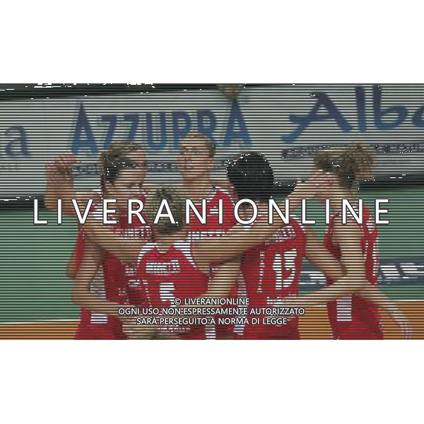 Vicenza -09-10-2005 campionato volley femminile minetti infoplus vicenza- bigmat kerakoll chieri esultanza minetti vicenza Photo filippo venezia-agenzia aldo liverani