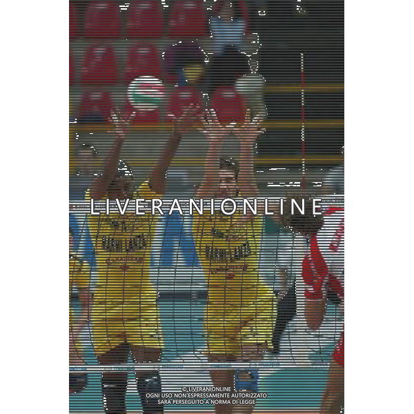 VERONA 09/10/2005 CAMPIONATO ITALIANO PALLAVOLO 2005/2006 MARMI LANZA VERONA-LUBE BANCA MARCHE MACERATA NELLA FOTO:MURO DI HERNANDEZ IHOSVANY E SEMENZATO ANDREA FOTO PAOLA GARBUIO/ALDO LIVERANI s.a.s