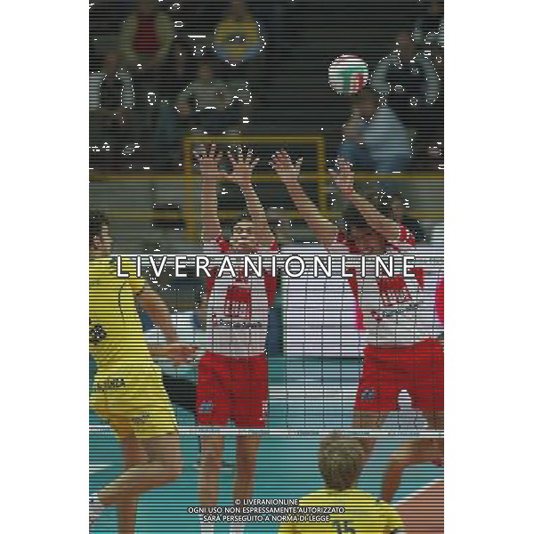VERONA 09/10/2005 CAMPIONATO ITALIANO PALLAVOLO 2005/2006 MARMI LANZA VERONA-LUBE BANCA MARCHE MACERATA NELLA FOTO:MURO DI SINTINI GIACOMO E SANTANA RODRIGO FOTO PAOLA GARBUIO/ALDO LIVERANI s.a.s