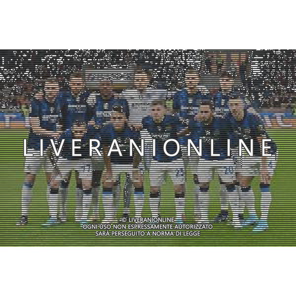 la formazione dell\'Inter, in piedi da SX Milan Skriniar, Stefan de Vrij, Denzel Dumfries, Samir Handanovic, Edin Dzeko e Alessandro Bastoni; in basso da SX Marcelo Brozovic, Lautaro Martinez, Nicolo\' Barella, Hakan Calhanoglu e Ivan Perisic Milan vs Inter Coppa Italia Frecciarossa - semifinale gara di andata Milano 01-03-2022 Stadio Giuseppe Meazza - San Siro foto Roberto Garavaglia/ag. Aldo Liverani sas