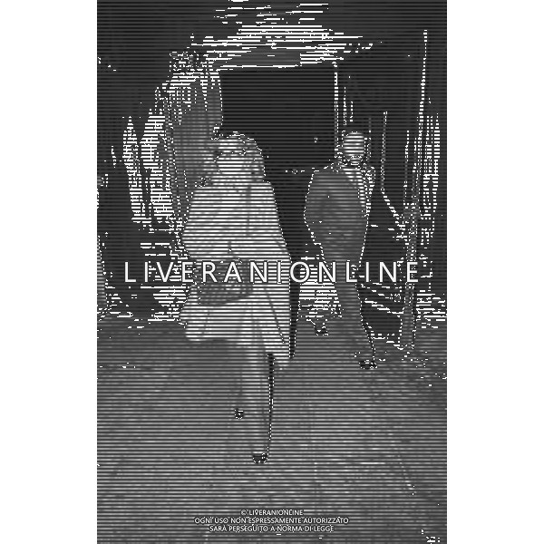 RETROSPETTIVA LORETTA GOGGI ATTRICE E CANTANTE NELLA FOTO ALL\'USCITA DOPO LO SPETTACOLO TEATRALE \'STANNO SUONANDO LA NOSTRA CANZONE\' A MILANO NEL 1982 ©Archivio Giovanni Liverani/AGENZIA ALDO LIVERANI SAS