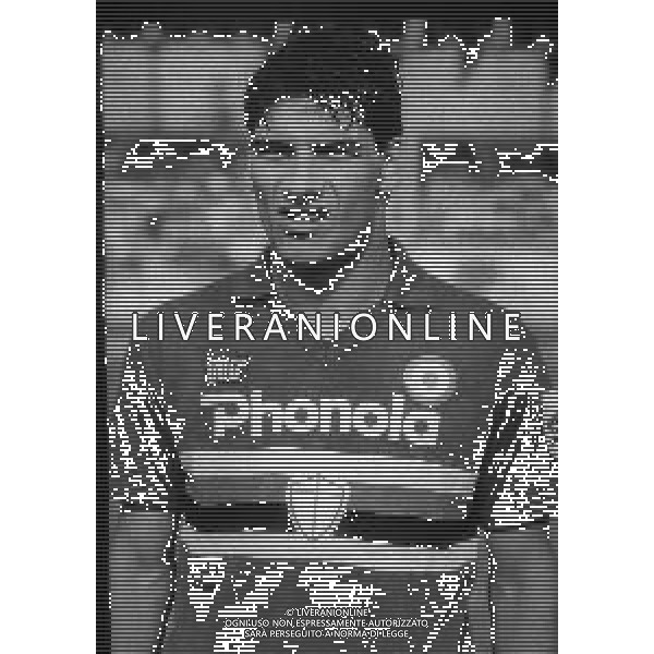 RETROSPETTIVA GIUSEPPE LORENZO CALCIATORE NELLA FOTO GIUSEPPE LORENZO CON LA MAGLIA DELLA SAMPDORIA CALCIO NELL\'ANNO 1986-1987 AG ALDO LIVERANI SAS