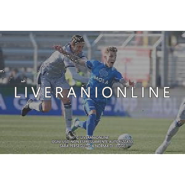 ¬© TVRG Jacopo Da Riva (Spal) trattiene Alejandro Blanco Sanchez (Como) Como vs Spal Campionato Serie BKT - 28a giornata Como 05-03-2022 Stadio Giuseppe Sinigaglia foto Roberto Garavaglia/ag. Aldo Liverani sas/AGENZIA ALDO LIVERANI SAS