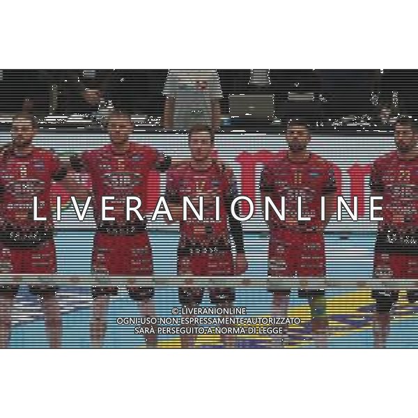 BOLOGNA UNIPOL ARENA 05 03 2022 COPPA ITALIA PALLAVOLO MASCHILE PERUGIA - PIACENZA VOLLEY NELLA FOTO PLOTNYTSKYI OLEH CON LA MANO SUL CUORE DURANTE L\'INNO NAZIONALE UCRAINO PRIMA DELLLA PARTITA PER DIRE NO ALLA GUERRA IN UCRAINA ©SANNA/AGENZIA ALDO LIVERANI SAS