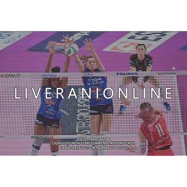 ¬© TVRG Camilla Mingardi (Busto Arsizio) DX contro il muro di Haleigh Meridian Washington (Novara) e Nika Daalderop (Novara) Igor Gorgonzola Novara vs Unet E-Work Busto Arsizio Campionato Serie A1 femminile - 9a giornata di ritorno Novara 06-03-2022 Pala Igor Gorgonzola foto Roberto Garavaglia/ag. Aldo Liverani sas/AGENZIA ALDO LIVERANI SAS
