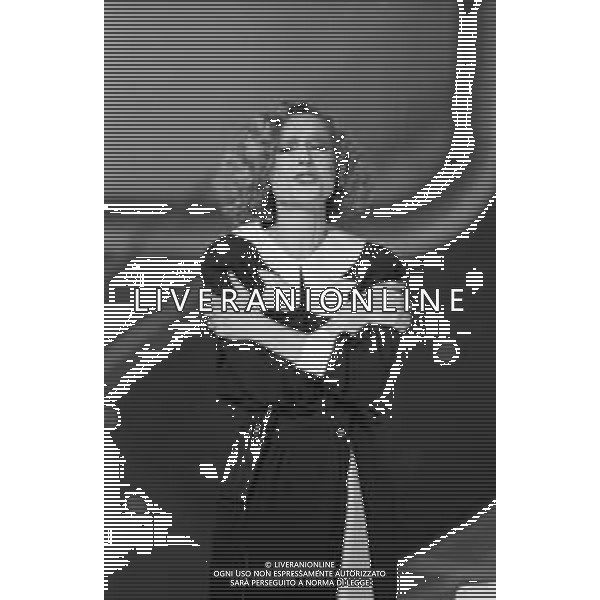 RETROSPETTIVA LORETTA GOGGI ATTRICE E CANTANTE NELLA FOTO ALLA PRESENTAZIONE DEL PROGRAMMA TELEVISIVO RAI TV \'LORETTA GOGGI IN QUIZ\' A MILANO NEL 1983 ©Archivio Giovanni Liverani/AGENZIA ALDO LIVERANI SAS