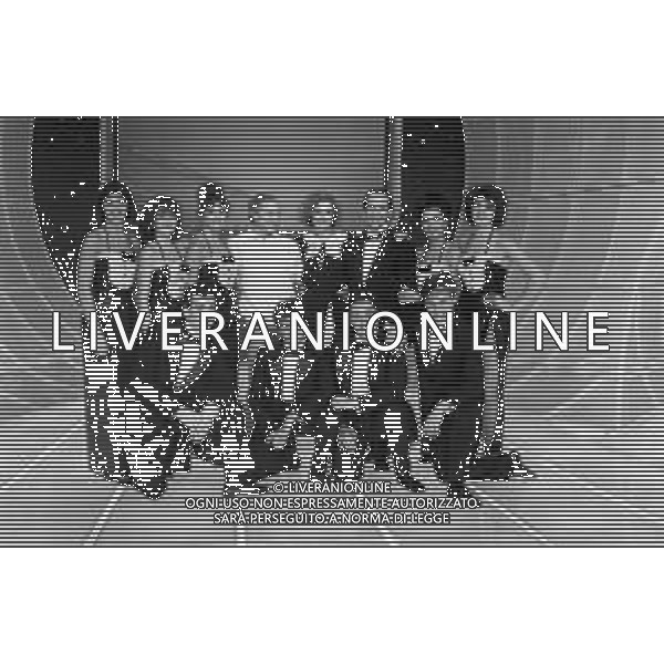 RETROSPETTIVA LORETTA GOGGI ATTRICE E CANTANTE NELLA FOTO CON IL CORPO DI BALLO (BALLERINE E BALLERINI) ALLA PRESENTAZIONE DEL PROGRAMMA TELEVISIVO RAI TV \'LORETTA GOGGI IN QUIZ\' A MILANO NEL 1983 ©Archivio Giovanni Liverani/AGENZIA ALDO LIVERANI SAS