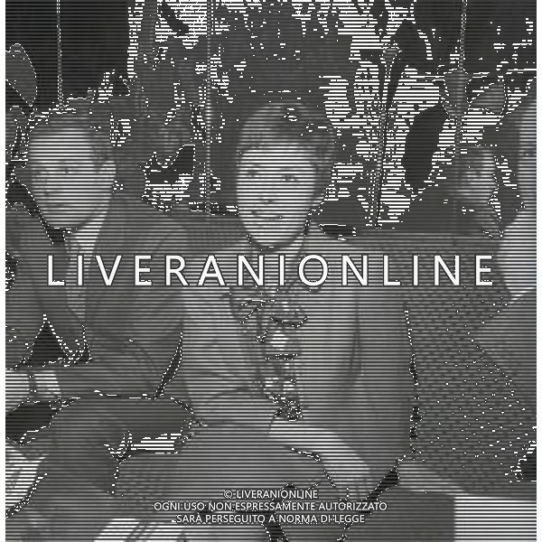 RETROSPETTIVA CATERINA VALENTE CANTANTE NELLA FOTO CATERINA VALENTE A MILANO PER UN COCKTAIL NELL\'ANNO 1967 AG ALDO LIVERANI SAS