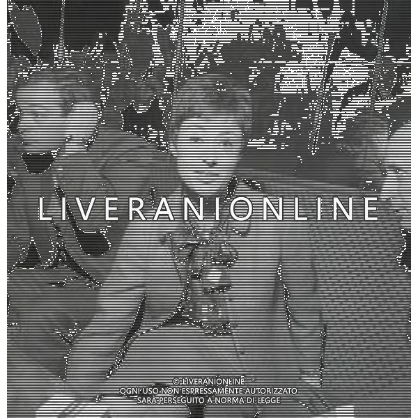 RETROSPETTIVA CATERINA VALENTE CANTANTE NELLA FOTO CATERINA VALENTE A MILANO PER UN COCKTAIL NELL\'ANNO 1967 AG ALDO LIVERANI SAS