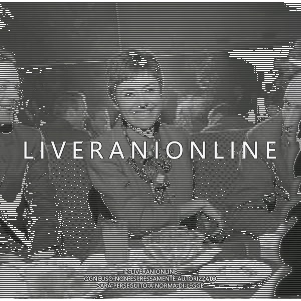 RETROSPETTIVA CATERINA VALENTE CANTANTE NELLA FOTO CATERINA VALENTE A MILANO PER UN COCKTAIL NELL\'ANNO 1967 AG ALDO LIVERANI SAS