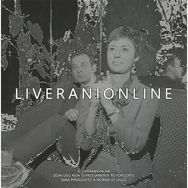 RETROSPETTIVA CATERINA VALENTE CANTANTE NELLA FOTO CATERINA VALENTE A MILANO PER UN COCKTAIL NELL\'ANNO 1967 AG ALDO LIVERANI SAS
