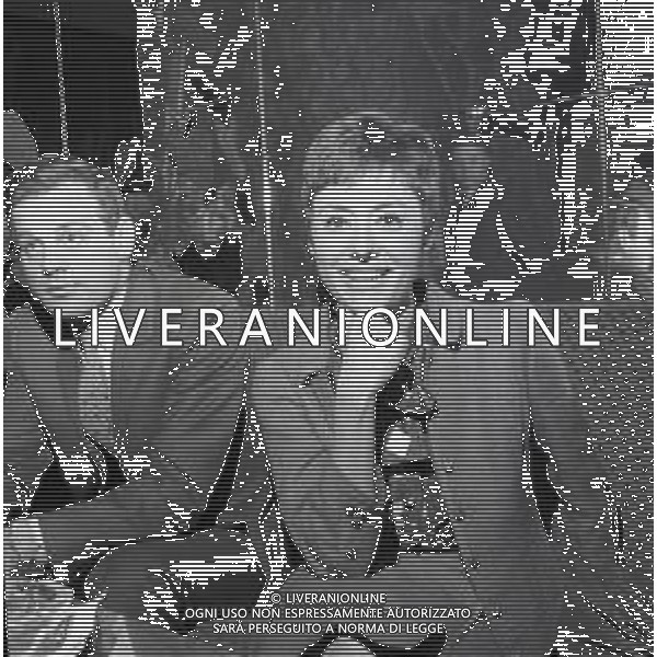 RETROSPETTIVA CATERINA VALENTE CANTANTE NELLA FOTO CATERINA VALENTE A MILANO PER UN COCKTAIL NELL\'ANNO 1967 AG ALDO LIVERANI SAS
