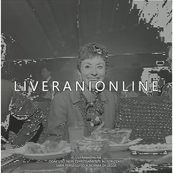 RETROSPETTIVA CATERINA VALENTE CANTANTE NELLA FOTO CATERINA VALENTE A MILANO PER UN COCKTAIL NELL\'ANNO 1967 AG ALDO LIVERANI SAS
