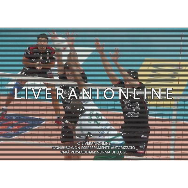 CUNEO 08/10/05 CAMPIONATO MASCHILE DI PALLAVOLO SERIE A1 BRE BANCA LANNUTTI CUNEO-SISLEY TREVISO NELLA FOTO MURO TREVISO PH GIGI ARCAINI/AG.ALDO LIVERANI