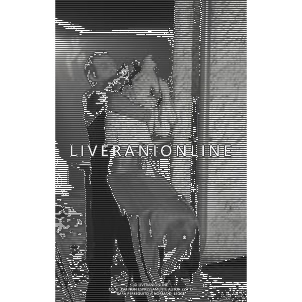 1973 SET FILM“ GLI ASSASSINI SONO NOSTRI OSPITI“ NELLA FOTO LIVIA CERINI SUL SET DEL FILM“GLI ASSASSINI SONO NOSTRI OSPITI " AG ALDO LIVERANI SAS
