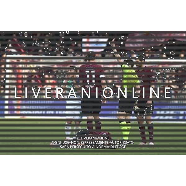 SALERNITANA - SASSUOLO CAMPIONATO CALCIO SERIE A TIM 12.03.2022 NELLA FOTO l\'arbitro con il cartellino rosso per l\'espulsione di Giacomo Raspadori ©ROSITO/AGENZIA ALDO LIVERANI SAS