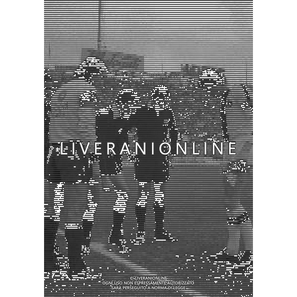 15-03-1981 BOLOGNA CAMPIONATO DI CALCIO SERIE A BOLOGNA-UDINESE 1-0 NELLA FOTO L\'ARBITRO PIERO D\'ELIA TRA I DUE CAPITANI AG ALDO LIVERANI SAS