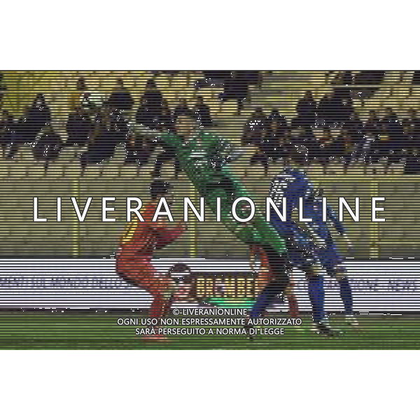 CATANZARO - BARI CAMPIONATO CALCIO SERIE C LEGA PRO 13.03.2022 NELLA FOTO Uscita alta di Emanuele Polverino su Pietro Iemmello ©ROSITO/AGENZIA ALDO LIVERANI SAS