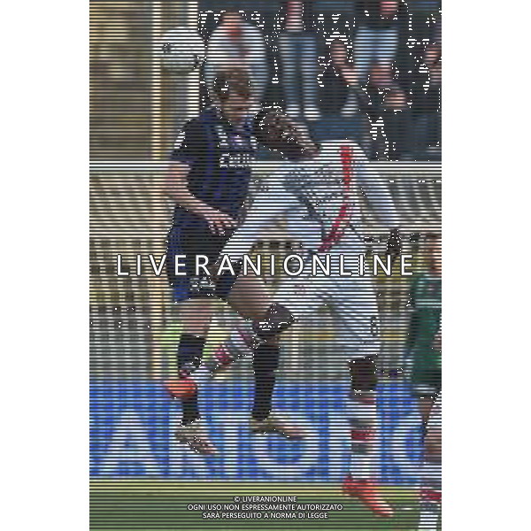 Gabriele Masotti/LMedia - AC Pisa vs US Cremonese - Italian soccer Serie B match 2021/2022 March 13 2022 - Arena Garibaldi Pisa, Italy AC Pisa vs US Cremonese Photo showing: Head tackle by Alessandro De Vitis (Pisa) and Diomande Yann Gondo (Cremonese) @Gabriele Masotti/LiveMedia /AGENZIA ALDO LIVERANI SAS