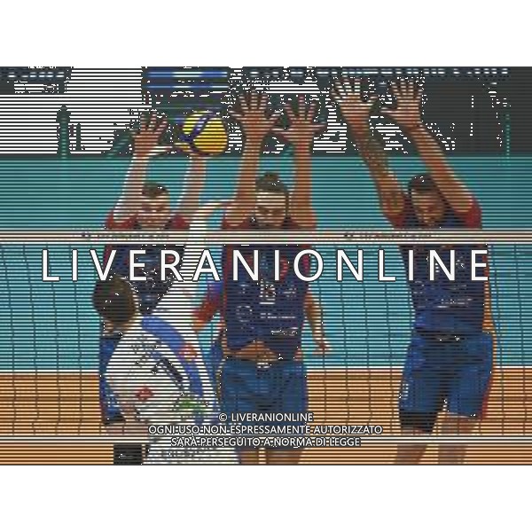 ¬© TVRG un muro di Monza con da SX Vlad Davyskiba (Monza), Thomas Beretta (Monza) e Georg Grozer (Monza) Vero Volley Monza vs Tours VB CEV Cup - finale gara di andata Monza 16-03-2022 Arena di Monza foto Roberto Garavaglia/ag. Aldo Liverani sas/AGENZIA ALDO LIVERANI SAS