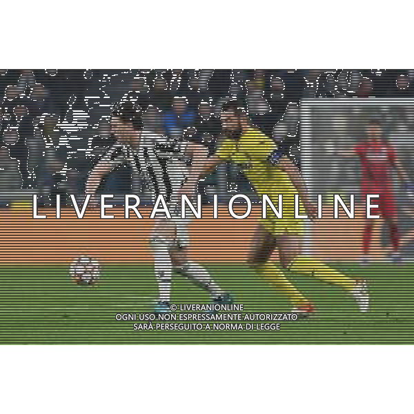 Torino 16.03.2022 Stadio Allianz Stadium ©Alessandro Falzone/Agenzia Aldo Liverani Juventus vs Villareal 8^ di Champions League 2021/2022 Nella foto : Dusan Vlahovic -Daniel Parejo ©FALZONE/AGENZIA ALDO LIVERANI SAS