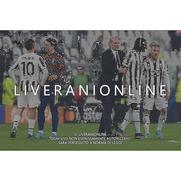Torino 16.03.2022 Stadio Allianz Stadium ©Alessandro Falzone/Agenzia Aldo Liverani Juventus vs Villareal 8^ di Champions League 2021/2022 Nella foto : Delusione Juventus,Massimiliano Allegri consola i calciatori