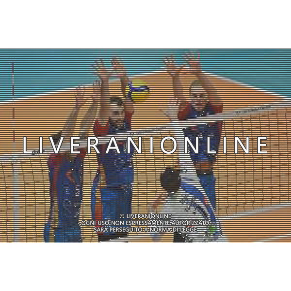 ¬© TVRG un muro di Monza con da SX Santiago Orduna (Monza), Gianluca Galassi (Monza) e Donovan Dzavoronok (Monza) Vero Volley Monza vs Tours VB CEV Cup - finale gara di andata Monza 16-03-2022 Arena di Monza foto Roberto Garavaglia/ag. Aldo Liverani sas/AGENZIA ALDO LIVERANI SAS