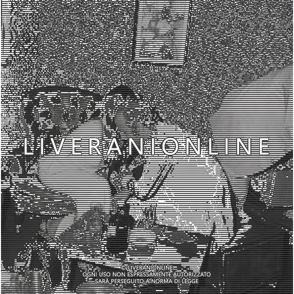 RETROSPETTIVA MARIA GRAZIA BUCCELLA ATTRICE NELLA FOTO MARIA GRAZIA BUCCELLA A MILANO NELL\'ANNO 1969 IN UN LOCALE CON UN AMICO AG ALDO LIVERANI SAS