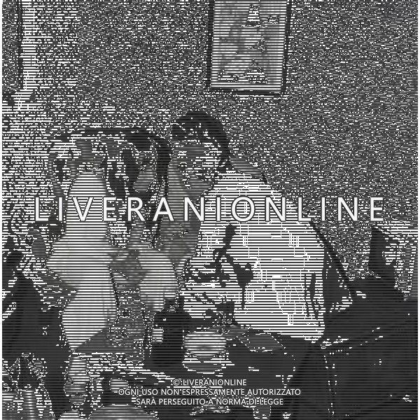 RETROSPETTIVA MARIA GRAZIA BUCCELLA ATTRICE NELLA FOTO MARIA GRAZIA BUCCELLA A MILANO NELL\'ANNO 1969 IN UN LOCALE CON UN AMICO AG ALDO LIVERANI SAS