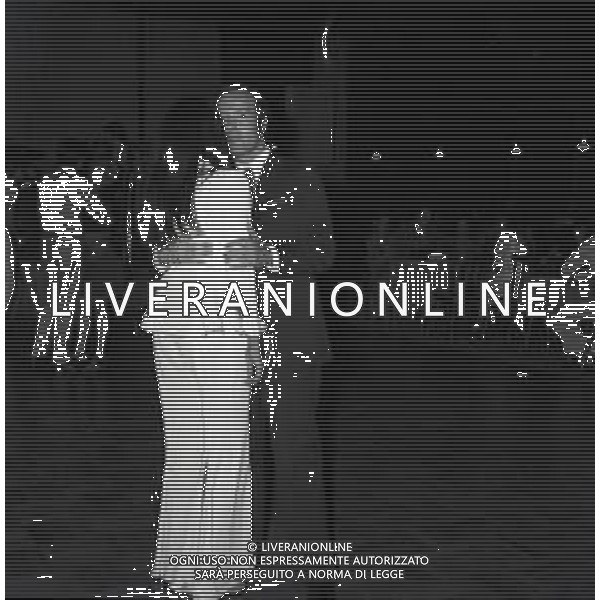 RETROSPETTIVA MARIA GRAZIA BUCCELLA ATTRICE NELLA FOTO MARIA GRAZIA BUCCELLA A MILANO NELL\'ANNO 1969 IN UN LOCALE CON UN AMICO AG ALDO LIVERANI SAS