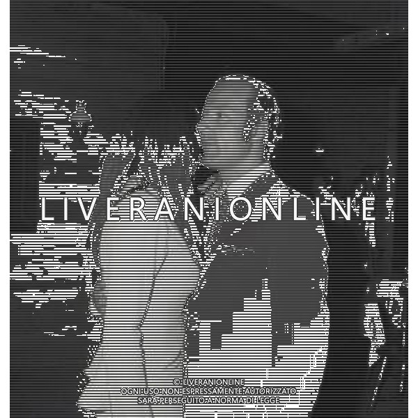 RETROSPETTIVA MARIA GRAZIA BUCCELLA ATTRICE NELLA FOTO MARIA GRAZIA BUCCELLA A MILANO NELL\'ANNO 1969 IN UN LOCALE CON UN AMICO AG ALDO LIVERANI SAS