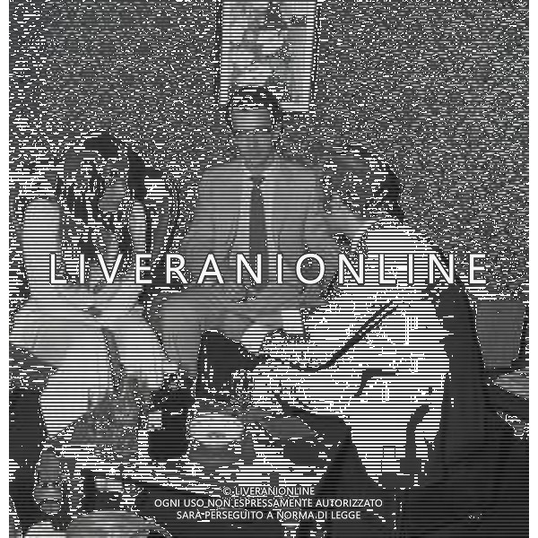 RETROSPETTIVA MARIA GRAZIA BUCCELLA ATTRICE NELLA FOTO MARIA GRAZIA BUCCELLA A MILANO NELL\'ANNO 1969 IN UN LOCALE CON UN AMICO AG ALDO LIVERANI SAS