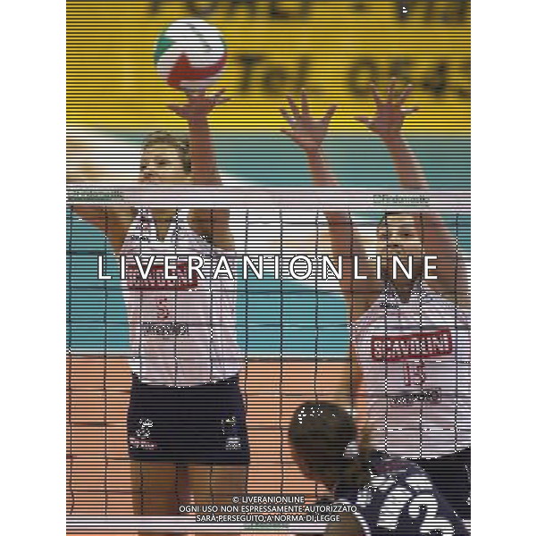 Siena 08/10/2005 Scavolini Pesaro Volley Nella foto: Maculewicz Kinga e Del Core Antonella.* Ph Gianni Nucci/Agenzia Aldo Liverani
