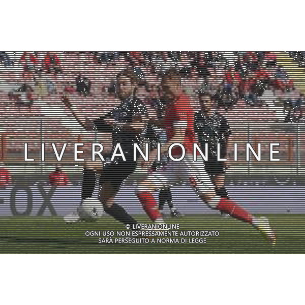 Loris Cerquiglini/LMedia - AC Perugia vs Como 1907 - Italian soccer Serie B match 2021/2022 March 20 2022 - Stadio Renato Curi Perugia, Italy AC Perugia vs Como 1907 Photo showing: de luca manuel (n. 09 perugia calcio)&#xA; v solini matteo (n.4 como 1907) @Loris Cerquiglini/LiveMedia /AGENZIA ALDO LIVERANI SAS