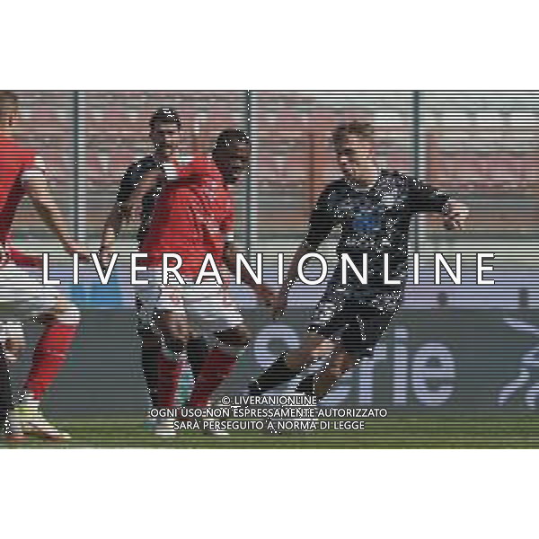 Loris Cerquiglini/LMedia - AC Perugia vs Como 1907 - Italian soccer Serie B match 2021/2022 March 20 2022 - Stadio Renato Curi Perugia, Italy AC Perugia vs Como 1907 Photo showing: kouan oulai christian ‚Äúk. oulai‚Äù (n.28 perugia calcio)&#xA;v nardi filippo (n.25 como 1907) @Loris Cerquiglini/LiveMedia /AGENZIA ALDO LIVERANI SAS