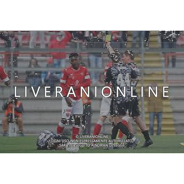 Loris Cerquiglini/LMedia - AC Perugia vs Como 1907 - Italian soccer Serie B match 2021/2022 March 20 2022 - Stadio Renato Curi Perugia, Italy AC Perugia vs Como 1907 Photo showing: gyabuaa manu emmanuel (n.4 perugia calcio) cautioned @Loris Cerquiglini/LiveMedia AG ALDO LIVERANI SAS