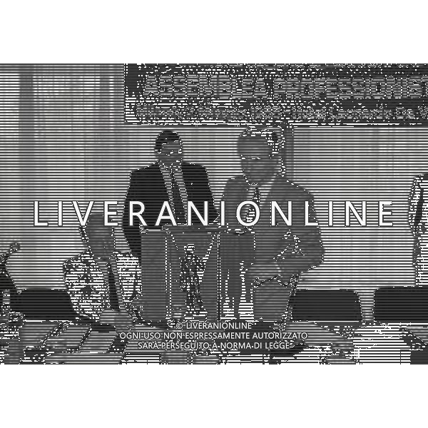 RETROSPETTIVA AZEGLIO VICINI ALLENATORE NAZIONALE ITALIA CALCIO NELLA FOTO AZEGLIO VICINI NELL\'ANNO 1988 RICEVE IL PREMIO DONATELLO DA PARTE DELL\'ASSOCIAZIONE ITALIANA ALLENATORI CALCIO AG ALDO LIVERANI SAS  