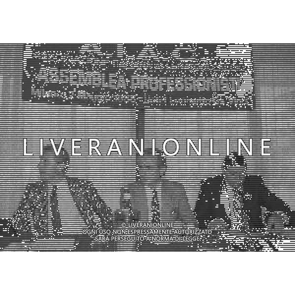 RETROSPETTIVA AZEGLIO VICINI ALLENATORE NAZIONALE ITALIA CALCIO NELLA FOTO AZEGLIO VICINI NELL\'ANNO 1988 RICEVE IL PREMIO DONATELLO DA PARTE DELL\'ASSOCIAZIONE ITALIANA ALLENATORI CALCIO AG ALDO LIVERANI SAS  
