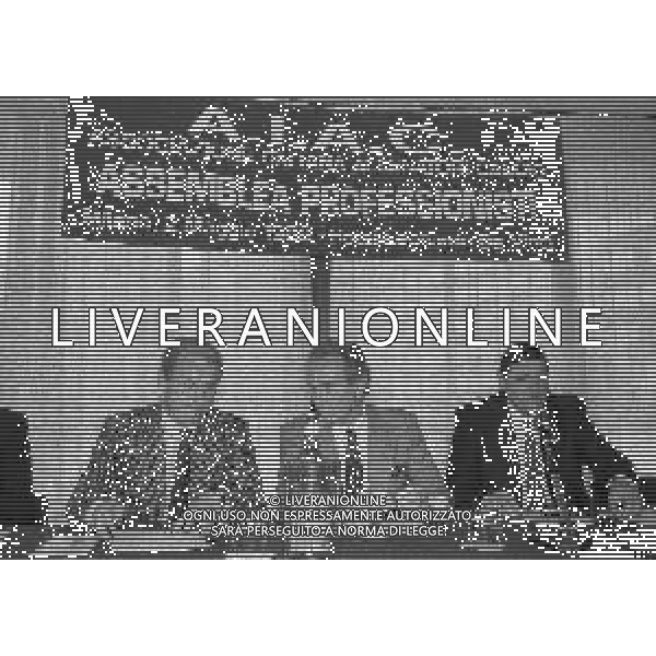 RETROSPETTIVA AZEGLIO VICINI ALLENATORE NAZIONALE ITALIA CALCIO NELLA FOTO AZEGLIO VICINI NELL\'ANNO 1988 RICEVE IL PREMIO DONATELLO DA PARTE DELL\'ASSOCIAZIONE ITALIANA ALLENATORI CALCIO AG ALDO LIVERANI SAS  