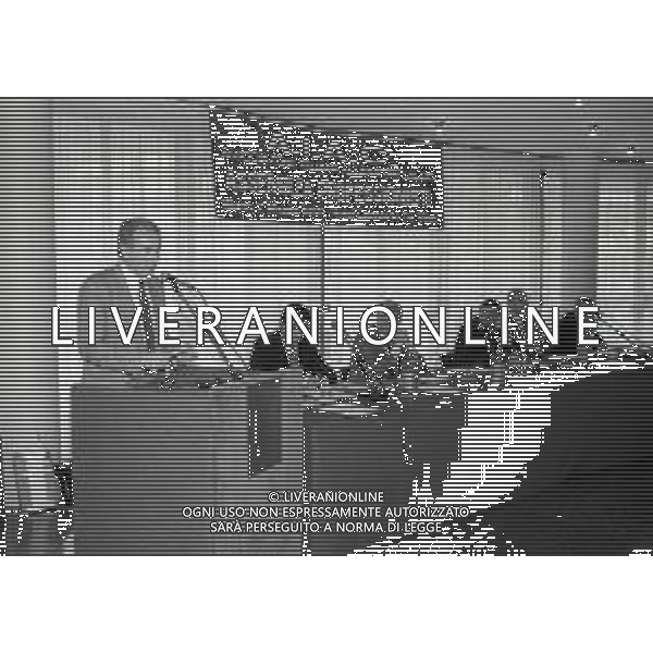 RETROSPETTIVA AZEGLIO VICINI ALLENATORE NAZIONALE ITALIA CALCIO NELLA FOTO AZEGLIO VICINI NELL\'ANNO 1988 RICEVE IL PREMIO DONATELLO DA PARTE DELL\'ASSOCIAZIONE ITALIANA ALLENATORI CALCIO AG ALDO LIVERANI SAS  