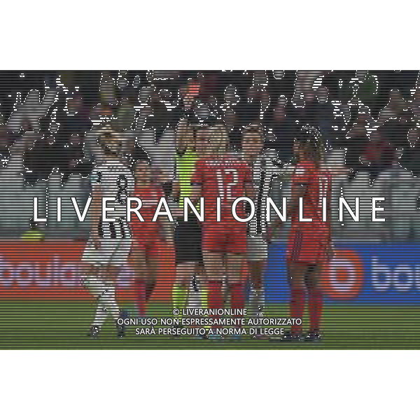 Torino 23.03.2022 Stadio Allianz Stadium ©Manuela Viganti/Agenzia Aldo Liverani Juventus vs Olimpique Lione Quarti di finale Champions League Women\'s 2021/2022 Nella foto: cheryl foster espelle ellie carpenter - Cartellino rosso espulsione ©VIGANTI/AGENZIA ALDO LIVERANI SAS