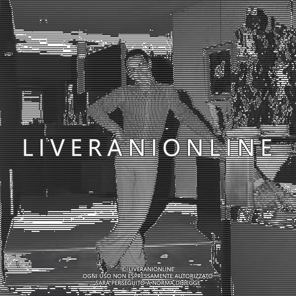 RETROSPETTIVA DON LURIO PSEUDONIMO DI DONALD BENJAMIN LURIO COREOGRAFO-BALLERINO-CANTANTE E ATTORE NELLA FOTO DON LURIO A ROMA NELL\'ANNO 1969 SET TRASMISSIONE TELEVISIVA “MA PERCHE\'? PERCHE\' SI\' " AG ALDO LIVERANI SAS 