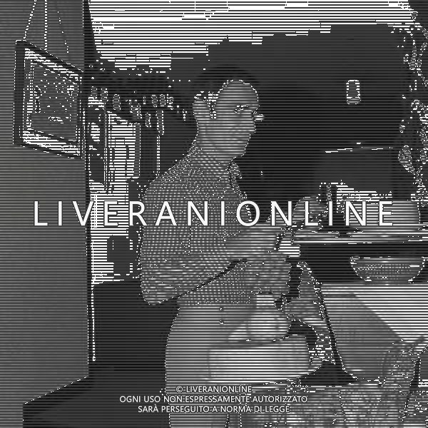 RETROSPETTIVA DON LURIO PSEUDONIMO DI DONALD BENJAMIN LURIO COREOGRAFO-BALLERINO-CANTANTE E ATTORE NELLA FOTO DON LURIO A ROMA NELL\'ANNO 1969 SET TRASMISSIONE TELEVISIVA “MA PERCHE\'? PERCHE\' SI\' " AG ALDO LIVERANI SAS 