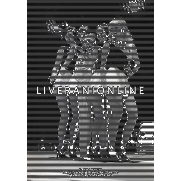 RETROSPETTIVA DON LURIO PSEUDONIMO DI DONALD BENJAMIN LURIO COREOGRAFO-BALLERINO-CANTANTE E ATTORE NELLA FOTO DON LURIO A MILANO NELL\'ANNO 1982 NEL SUO SPETTACOLO ALLA MAIFESTAZIONE CICLISTICA LA SEI GIORNI AG ALDO LIVERANI SAS 