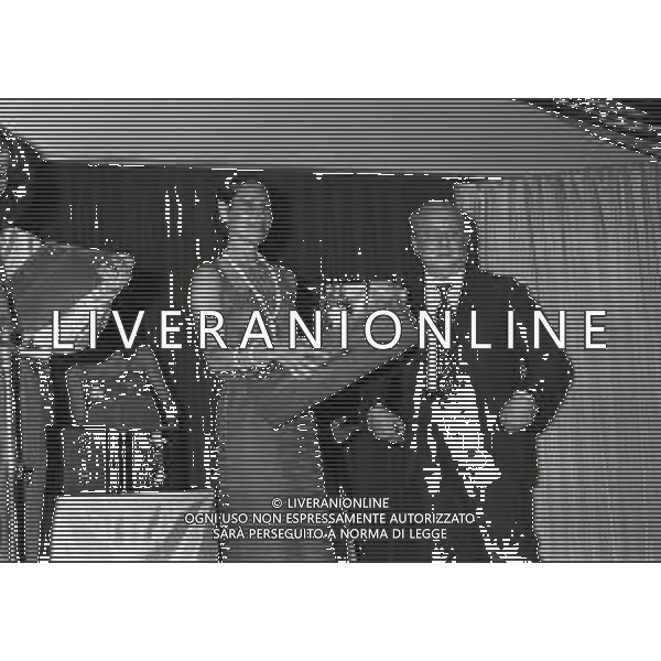 1980 MILANO CIRCOLO DELLA STAMPA PRESENTAZIONE DEL GIRO D\'ITALIA DI CICLISMO NELLA FOTO GINO PALUMBO DIRETTORE DELLA GAZZETTA DELLO SPORT CON FRANCA ROBERTO MOGLIE DEL GIORNALISTA CANDIDO CANNAVO\' AG ALDO LIVERANI SAS