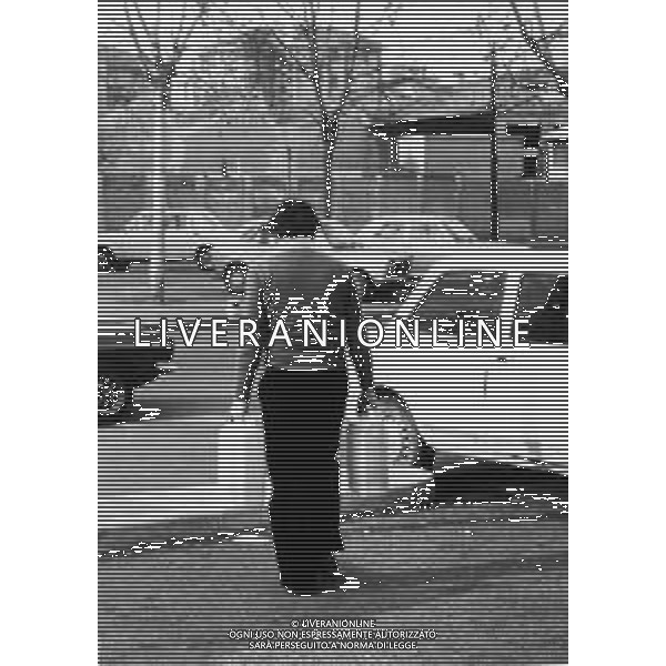 1980 MILANO AUMENTO BENZINA E DIESEL ALLE STAZIONI DI SERVIZIO NELLA FOTO GENTE CHE FA RIFORNIMENTO ANNO 1980 AG ALDO LIVERANI SAS